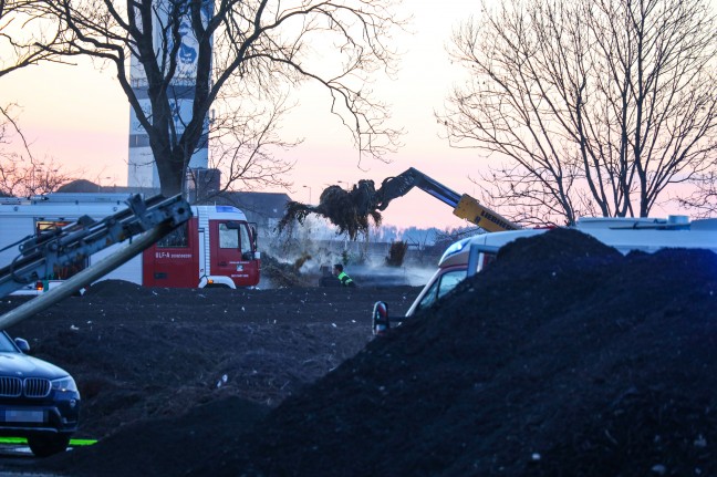 Drei Feuerwehren bei Brand in einer Kompostieranlage in Enns im Einsatz