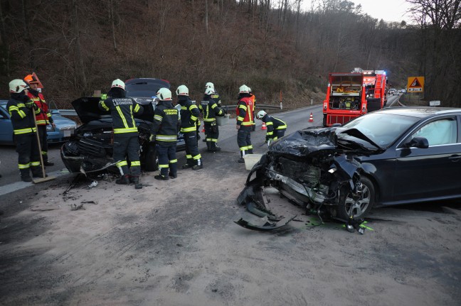 Kreuzungsunfall auf Eferdinger Straße in Leonding fordert drei Verletzte