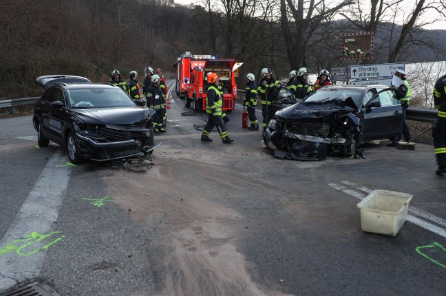 Kreuzungsunfall auf Eferdinger Straße in Leonding fordert drei Verletzte