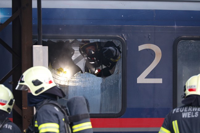 Brand eines Nachtreisezug-Waggons sorgt für größeren Einsatz der Feuerwehr am Hauptbahnhof in Wels