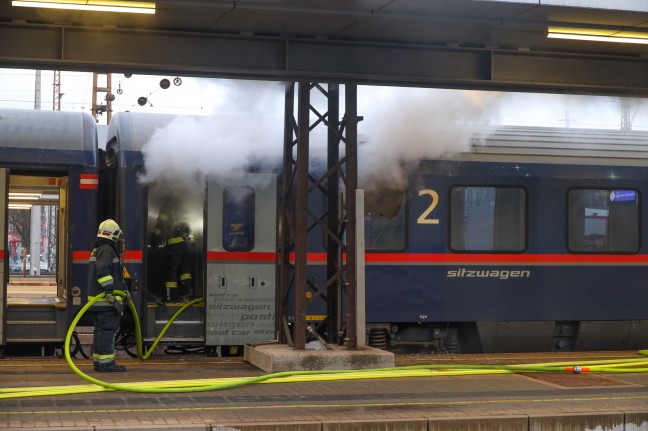 Brand eines Nachtreisezug-Waggons sorgt für größeren Einsatz der Feuerwehr am Hauptbahnhof in Wels