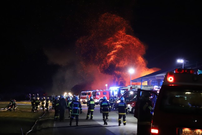 14 Feuerwehren bei Großbrand einer Lagerhalle in Herzogsdorf im Einsatz