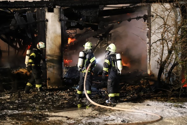 14 Feuerwehren bei Großbrand einer Lagerhalle in Herzogsdorf im Einsatz