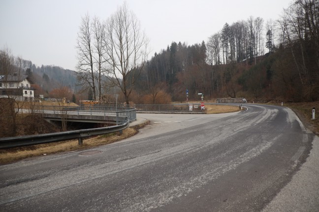 Altmnster: Bub (5) steckte im Gelnder der Aurachbrcke fest