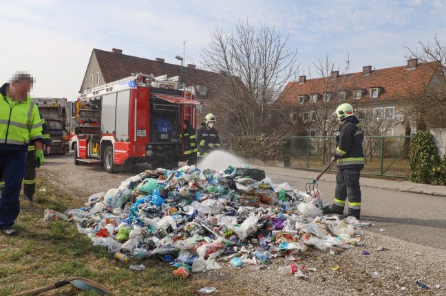 Brand von Abfall in einem Entsorgungsfahrzeug in Wels-Neustadt