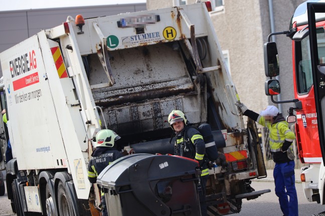 Brand von Abfall in einem Entsorgungsfahrzeug in Wels-Neustadt