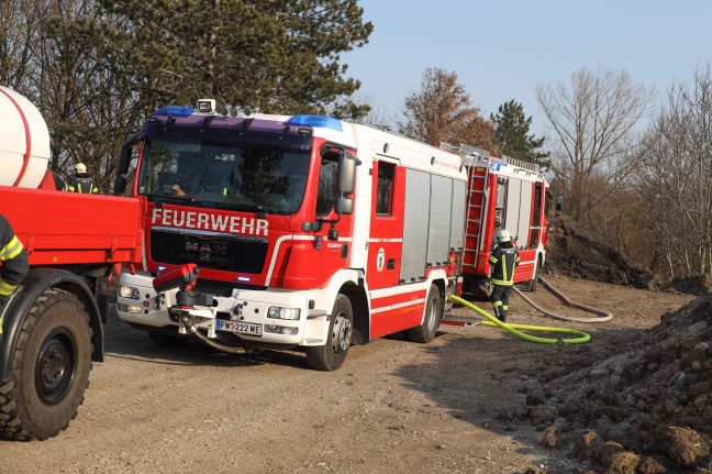 Feuerwehr bei Flurbrand in Wels-Vogelweide im Einsatz