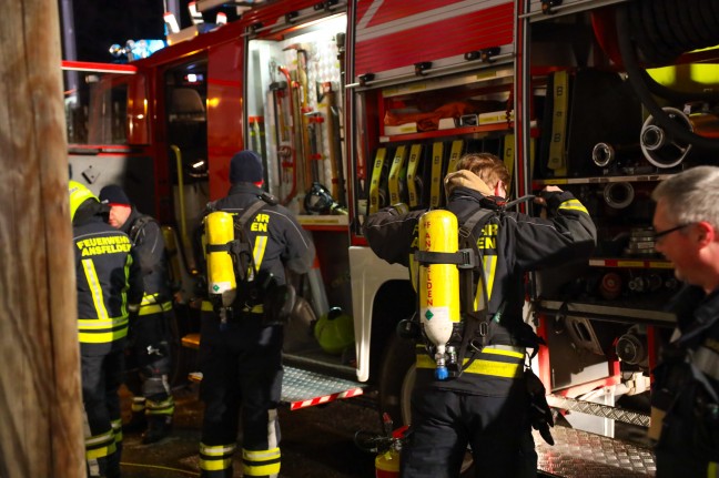 Vier Feuerwehren bei Brand in einem Keller eines Hauses in Ansfelden im Einsatz
