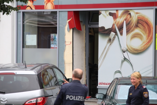 PKW-Lenkerin fuhr mit ihrem Fahrzeug in ein Friseurgeschäft in Wels-Neustadt