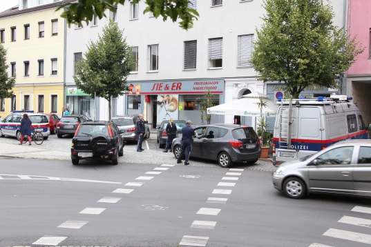 PKW-Lenkerin fuhr mit ihrem Fahrzeug in ein Friseurgeschäft in Wels-Neustadt