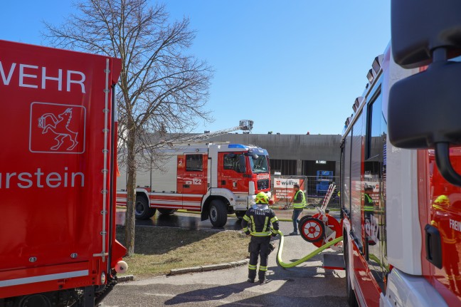 Rauchsäule über Traun: Brand bei Flämmarbeiten am Dach einer Baustelle rasch gelöscht