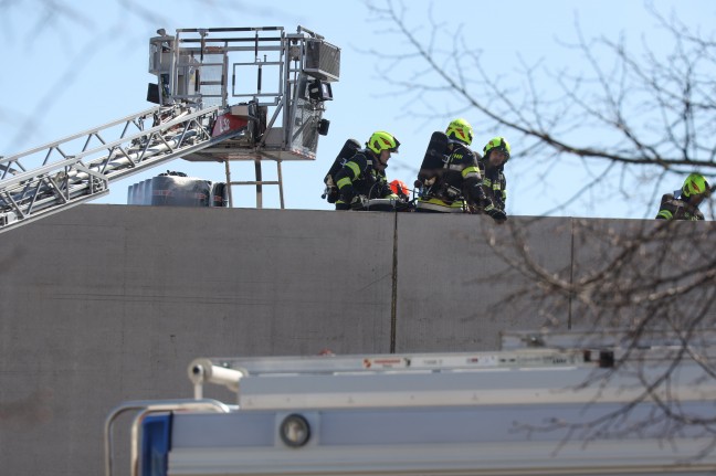 Rauchsäule über Traun: Brand bei Flämmarbeiten am Dach einer Baustelle rasch gelöscht