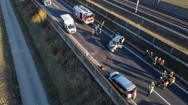 Frontalcrash zwischen zwei PKW auf Wiener Straße bei Enns fordert vier teils Schwerverletzte