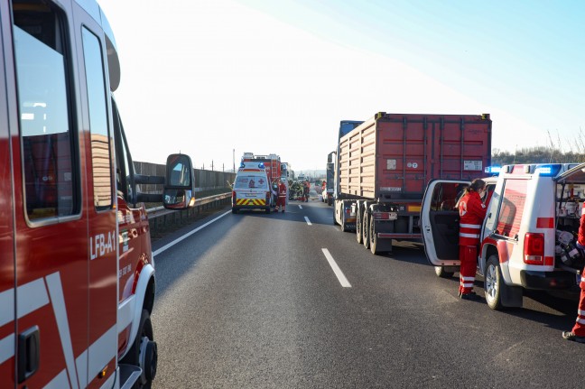 Frontalcrash zwischen zwei PKW auf Wiener Straße bei Enns fordert vier teils Schwerverletzte