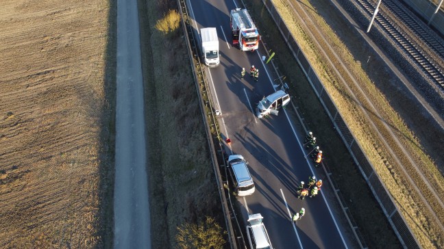 Frontalcrash zwischen zwei PKW auf Wiener Straße bei Enns fordert vier teils Schwerverletzte