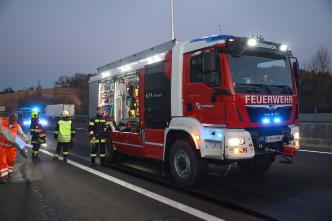 Sattelzugmaschine auf Innkreisautobahn in Pichl bei Wels in Vollbrand