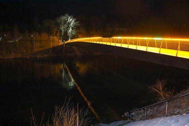 Person drohte in Thalheim bei Wels in die Traun zu strzen