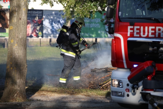 Feuerwehr bei Flurbrand in Wels im Einsatz
