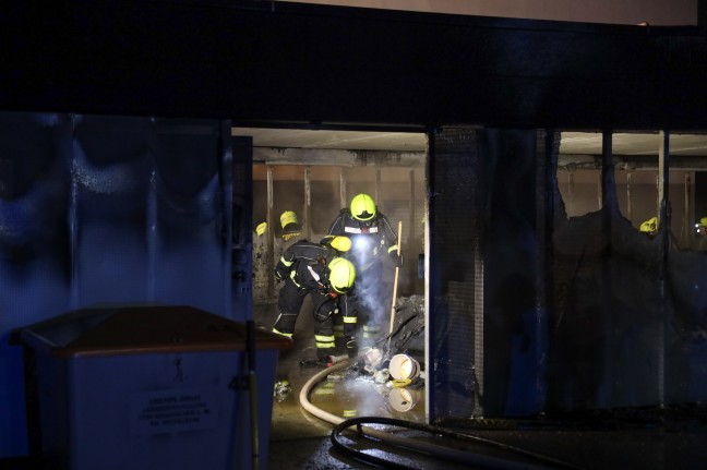 Vier Feuerwehren bei Vollbrand eines Müllraums einer Wohnanlage in Ansfelden im Einsatz