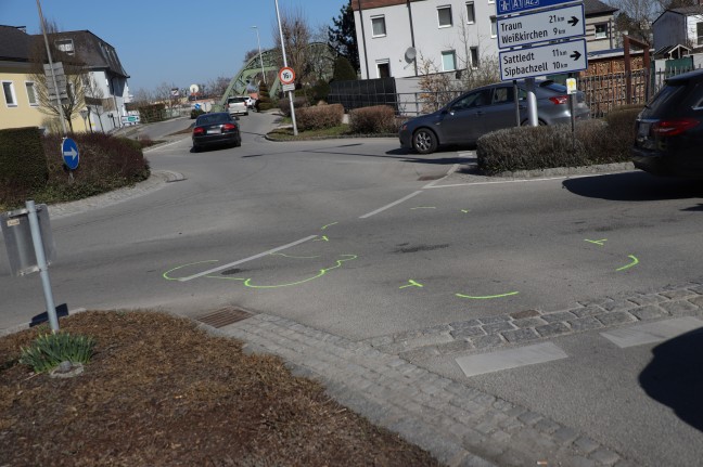 Motorradlenker bei Auffahrunfall im Kreisverkehr in Thalheim bei Wels schwer verletzt