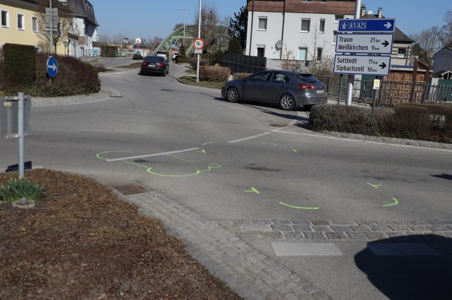 Motorradlenker bei Auffahrunfall im Kreisverkehr in Thalheim bei Wels schwer verletzt