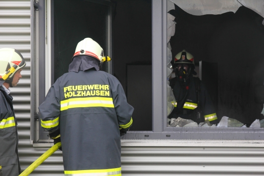 Drei Feuerwehren bei Brand in einem Firmengebäude in Holzhausen im Einsatz