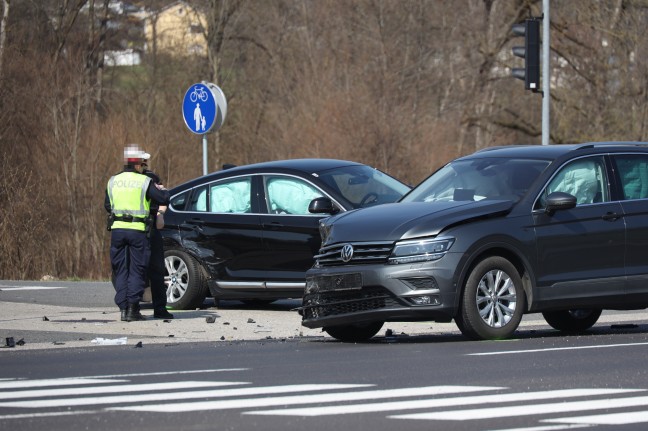 Kreuzungskollision auf Pyhrnpass Straße in Thalheim bei Wels fordert eine verletzte Person