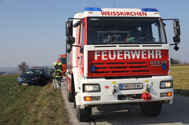 Kollision zwischen PKW und PKW samt Anhnger in Weikirchen an der Traun endet glimpflich