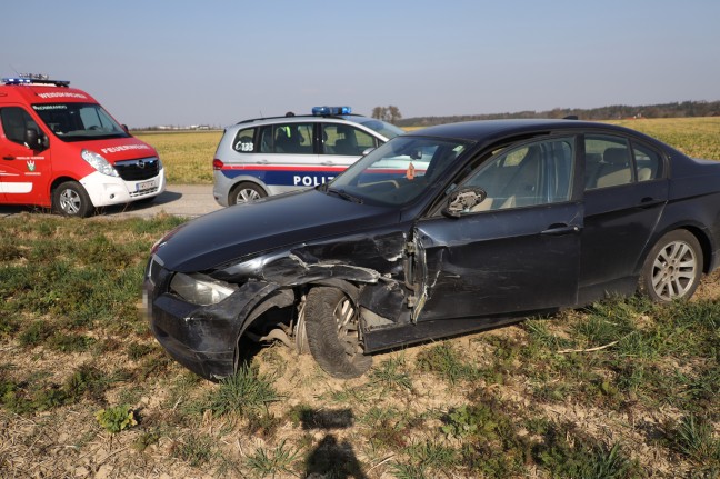 Kollision zwischen PKW und PKW samt Anhnger in Weikirchen an der Traun endet glimpflich