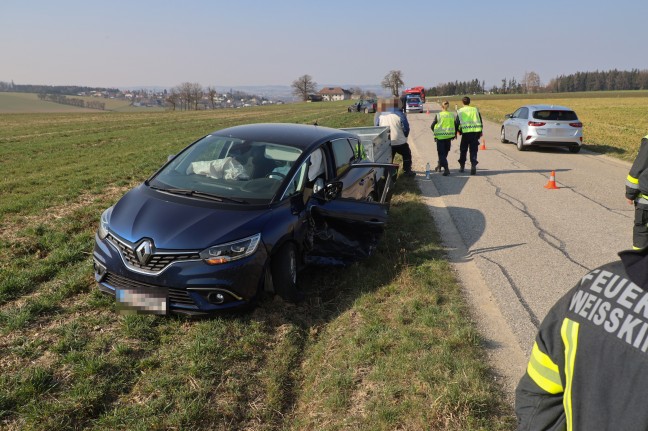 Kollision zwischen PKW und PKW samt Anhnger in Weikirchen an der Traun endet glimpflich