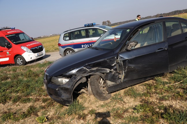 Kollision zwischen PKW und PKW samt Anhnger in Weikirchen an der Traun endet glimpflich