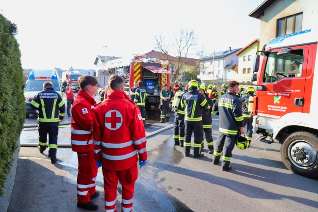 Vier Feuerwehren bei Garagenbrand in Engerwitzdorf im Einsatz