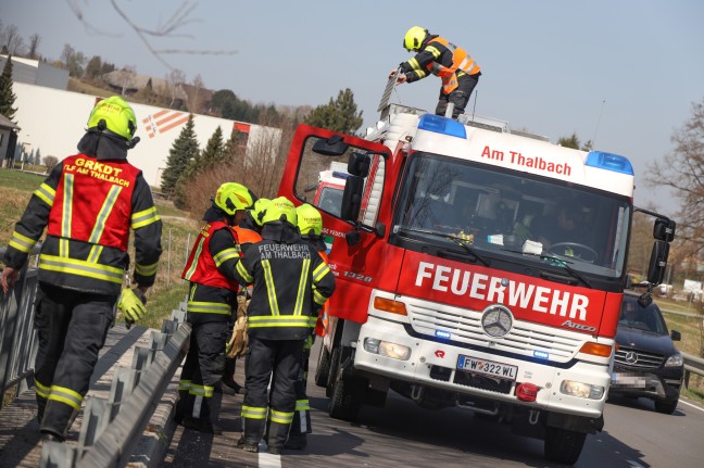 Pakettransporter in Thalheim bei Wels von Pyhrnpass Straße abgekommen und in Bachbett überschlagen
