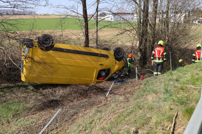 Pakettransporter in Thalheim bei Wels von Pyhrnpass Strae abgekommen und in Bachbett berschlagen