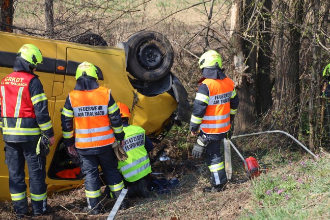 Pakettransporter in Thalheim bei Wels von Pyhrnpass Straße abgekommen und in Bachbett überschlagen