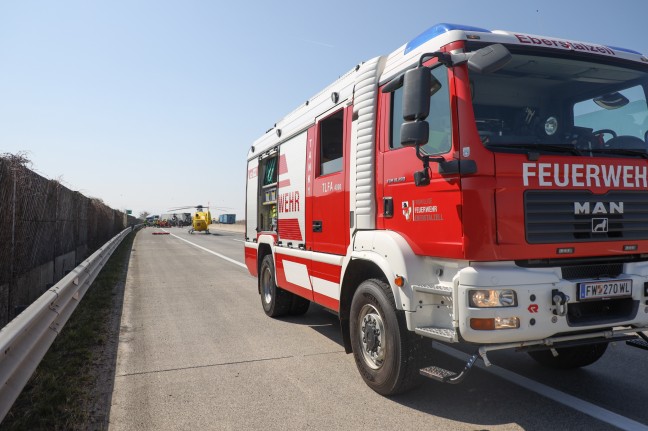 Tödlicher Unfall: Folgenschwerer Crash mit zwei LKW und einem PKW auf Westautobahn bei Eberstalzell
