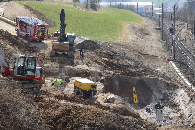 Personenrettung: Arbeiter auf Baustelle in Kremsmünster teilweise verschüttet und schwer verletzt