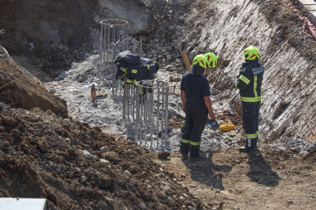 Personenrettung: Arbeiter auf Baustelle in Kremsmnster teilweise verschttet und schwer verletzt