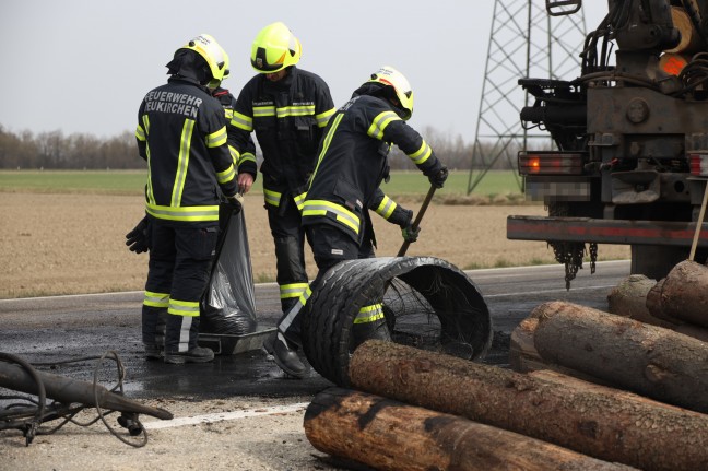 Brand bei Anhänger eines Holztransporters in Neukirchen bei Lambach