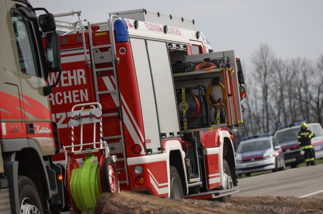 Brand bei Anhänger eines Holztransporters in Neukirchen bei Lambach