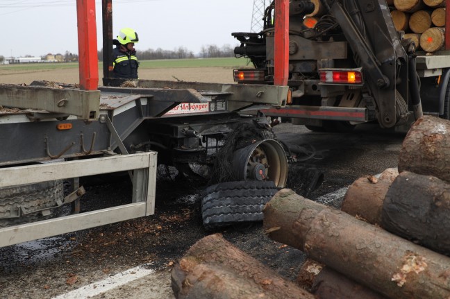 Brand bei Anhänger eines Holztransporters in Neukirchen bei Lambach
