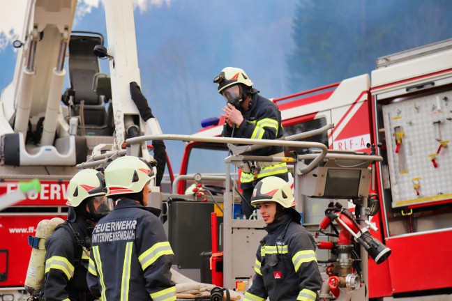Zehn Feuerwehren bei größerem Brand auf Bauernhof in Königswiesen im Einsatz