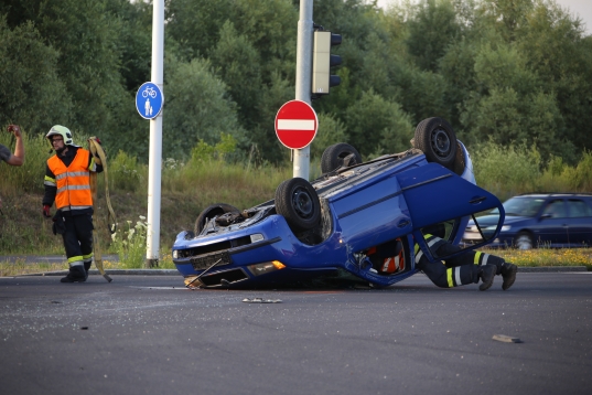 Fahrzeug bei Verkehrsunfall auf der Wiener Straße in Traun überschlagen