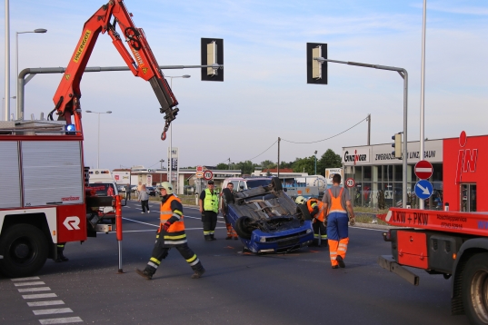 Fahrzeug bei Verkehrsunfall auf der Wiener Straße in Traun überschlagen