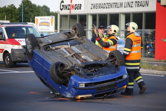 Fahrzeug bei Verkehrsunfall auf der Wiener Straße in Traun überschlagen