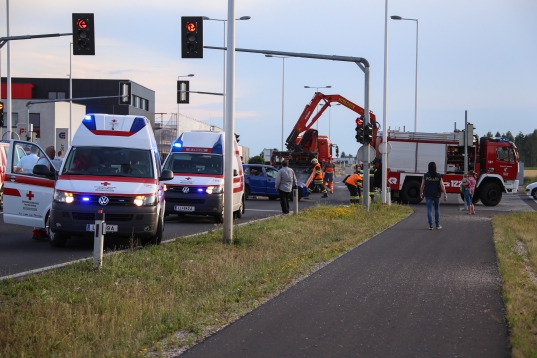 Fahrzeug bei Verkehrsunfall auf der Wiener Straße in Traun überschlagen