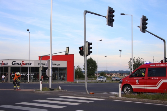 Fahrzeug bei Verkehrsunfall auf der Wiener Straße in Traun überschlagen