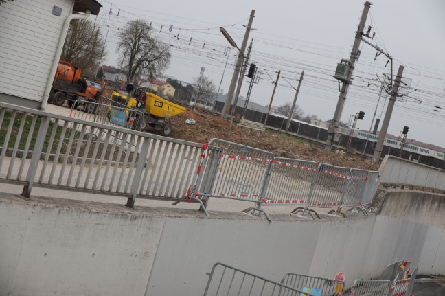 Baumaschine in Wels-Neustadt unbefugt in Betrieb genommen und gegen Brückengeländer gelenkt