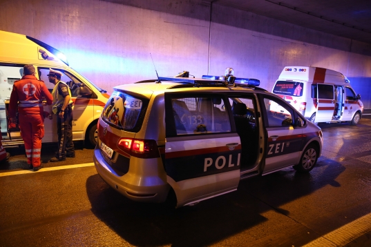 Schwerer Crash zwischen vier LKW im Tunnel Noitzmühle auf der Innkreisautobahn