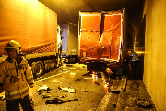 Schwerer Crash zwischen vier LKW im Tunnel Noitzmühle auf der Innkreisautobahn